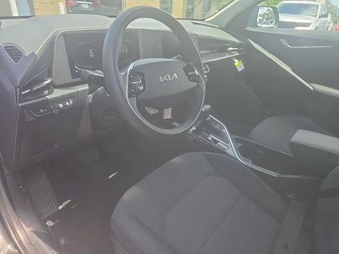 Used 2025 Kia Niro LX FWD image 7