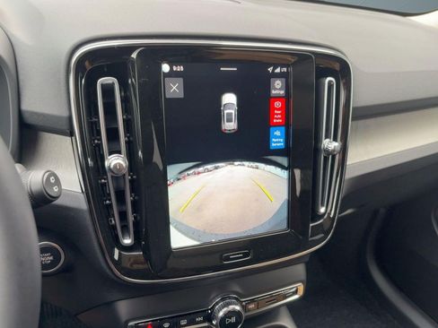 Used 2026 Volvo XC40 B4 Core w/ Climate Package FWD image 12