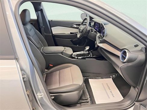 Used 2025 Chevrolet Trax LT w/ LT Convenience Package image 13