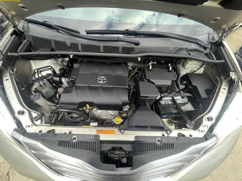 Used 2016 Toyota Sienna Limited image 8
