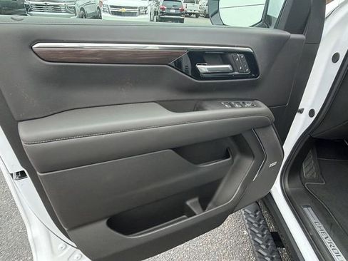 New 2026 Chevrolet Suburban Z71 w/ Comfort Package image 11