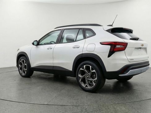 Used 2025 Chevrolet Trax LT w/ LT Convenience Package image 6