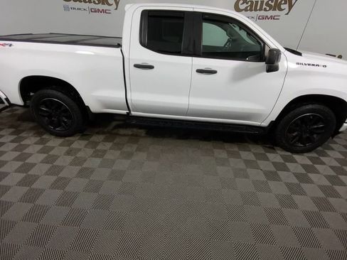 Used 2019 Chevrolet Silverado 1500 Custom w/ Custom Convenience Package image 9