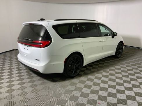 Used 2023 Chrysler Pacifica Limited w/ Uconnect Theater Family Group AWD/4WD image 6