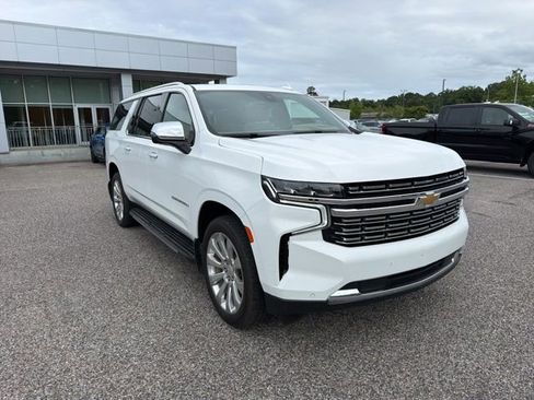 Used 2021 Chevrolet Suburban Premier w/ Premium Package RWD image 3