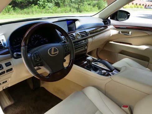 Used 2016 Lexus LS 460 w/ Comfort Package RWD image 2