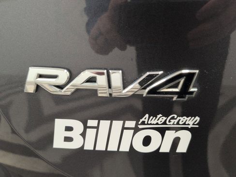 Used 2018 Toyota RAV4 LE image 4