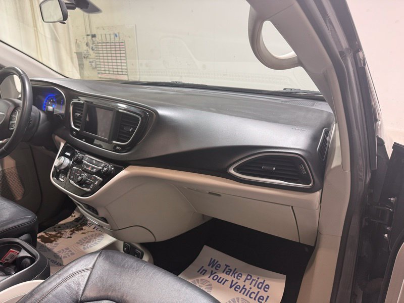 Used 2018 Chrysler Pacifica Touring-L FWD image 14