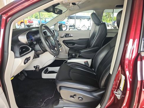 Used 2023 Chrysler Pacifica Touring-L FWD image 7