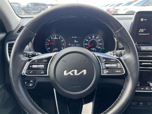 Used 2022 Kia Seltos EX image 16