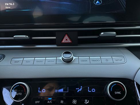 Used 2025 Hyundai Elantra Limited image 28