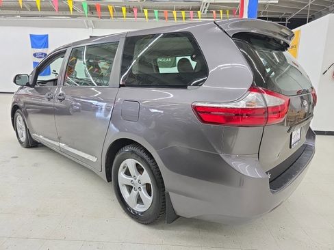 Used 2015 Toyota Sienna L image 4