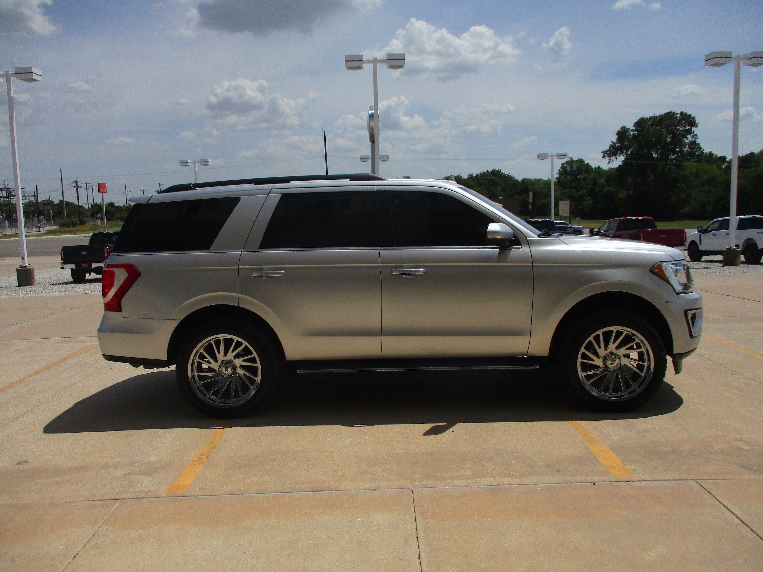 Used 2019 Ford Expedition XLT w/ Equipment Group 202A RWD image 10