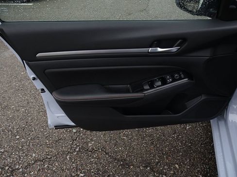 Used 2024 Nissan Altima 2.5 SR w/ SR Premium Package FWD image 12