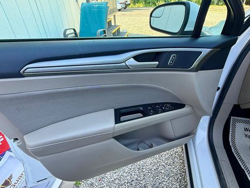 Used 2017 Ford Fusion SE w/ Fusion SE Technology Package FWD image 25
