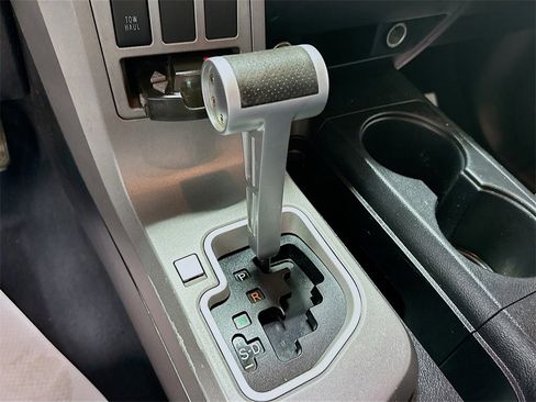 Used 2010 Toyota Tundra 4x4 CrewMax image 16