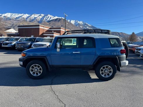 Used 2013 Toyota FJ Cruiser 4WD image 2