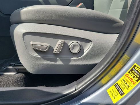 Used 2023 Toyota Highlander XLE image 16