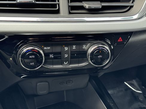 Used 2025 Chevrolet Trax LT image 28