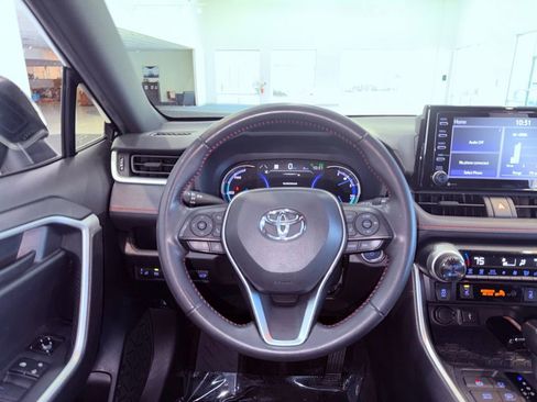 Used 2021 Toyota RAV4 SE image 17