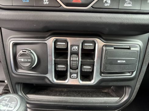 Used 2025 Jeep Wrangler Unlimited Sahara w/ Safety Group AWD/4WD image 27