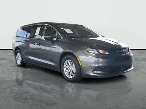 Certified 2022 Chrysler Voyager LX FWD image 2