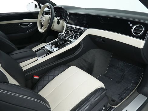 Used 2021 Bentley Continental GT V8 image 14
