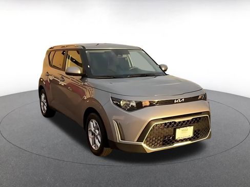 Used 2025 Kia Soul LX w/ LX Technology Package image 3
