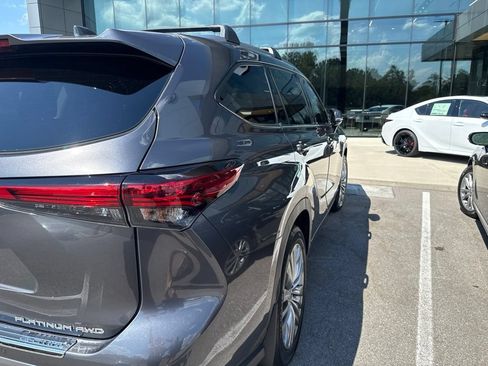 Used 2023 Toyota Highlander Platinum AWD/4WD image 26