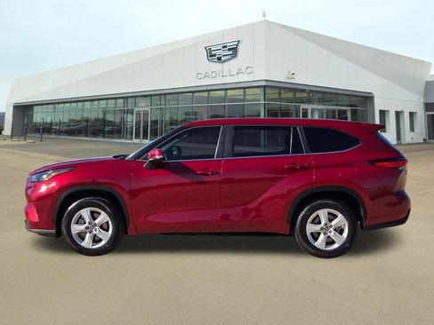 Used 2023 Toyota Highlander LE FWD image 3