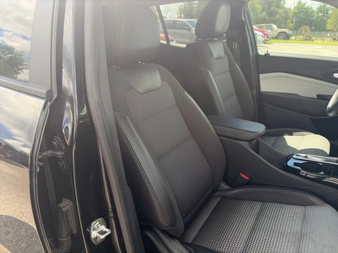 Used 2025 Chevrolet Trax LT FWD image 11