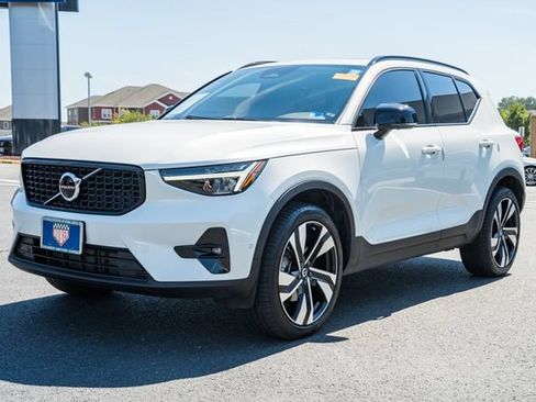 Used 2024 Volvo XC40 B5 Plus w/ Climate Package AWD/4WD image 3