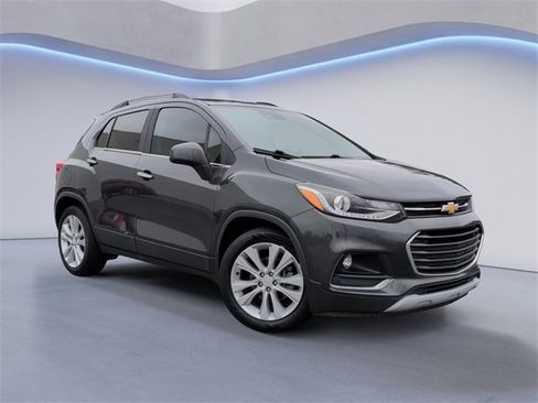 Used 2017 Chevrolet Trax Premier w/ Driver Confidence II Package image 2