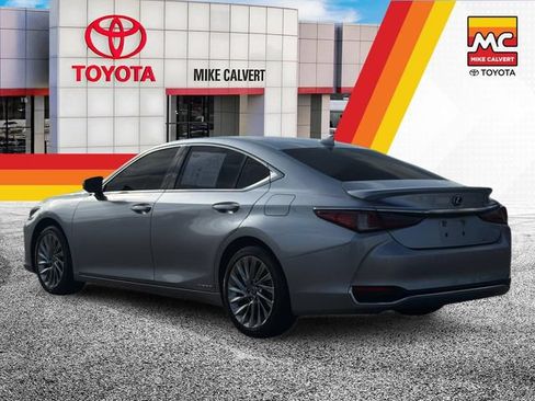 Used 2022 Lexus ES 300h Ultra Luxury w/ Accessory Package 2 FWD image 3