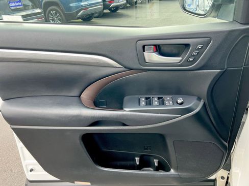 Used 2017 Toyota Highlander Limited image 19