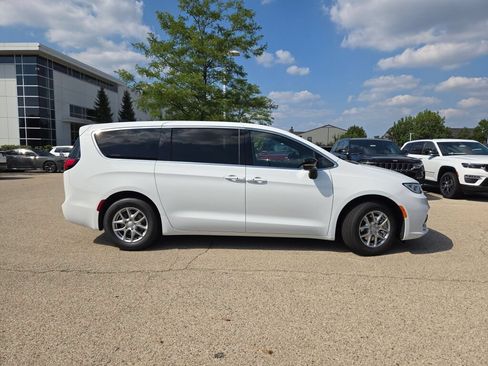 New 2026 Chrysler Pacifica Select FWD image 6