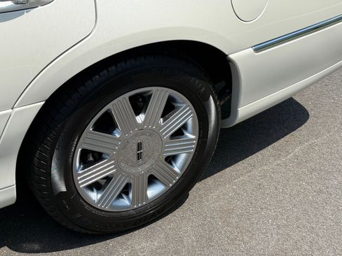 Used 2005 Lincoln Town Car Signature image 6