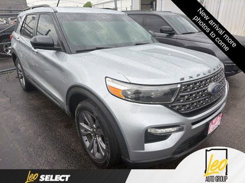 Used 2022 Ford Explorer XLT w/ Equipment Group 202A AWD/4WD image 2