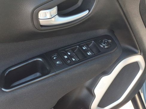 Used 2018 Jeep Renegade Latitude w/ Cold Weather Group AWD/4WD image 16