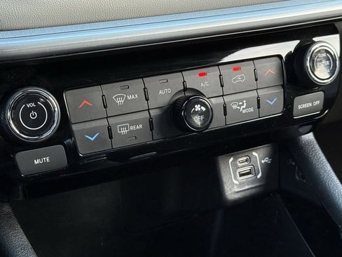 Used 2025 Jeep Compass Limited AWD/4WD image 17