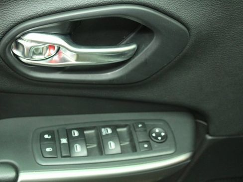 Used 2019 Jeep Cherokee Sport image 15