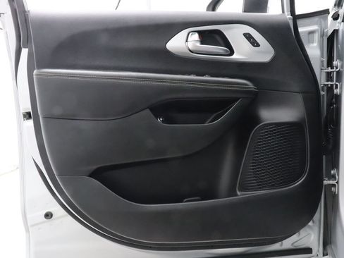 Used 2023 Chrysler Pacifica Touring-L w/ S Appearance Package FWD image 31