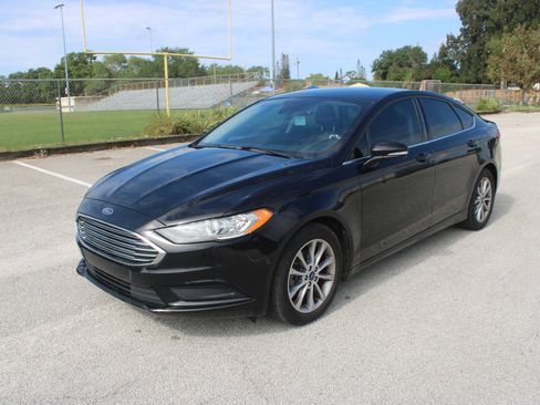 Used 2017 Ford Fusion SE FWD image 5