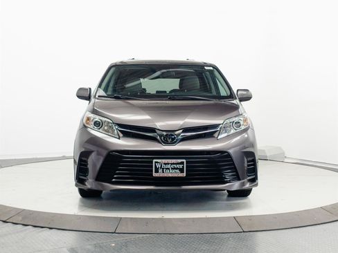Used 2020 Toyota Sienna LE FWD image 2
