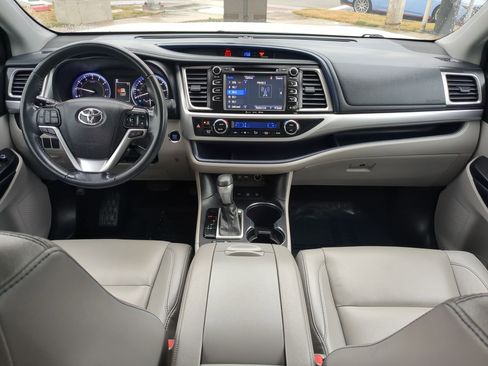 Used 2019 Toyota Highlander SE image 30