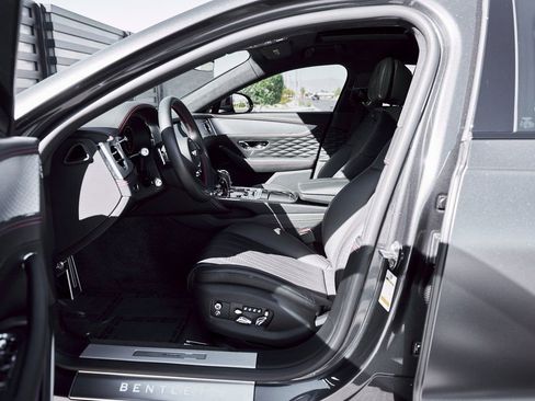 Used 2023 Bentley Flying Spur V8 image 31