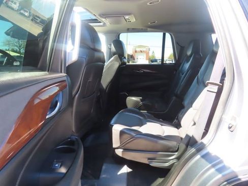 Used 2020 Cadillac Escalade Premium Luxury w/ Escalade Sport Edition AWD/4WD image 22