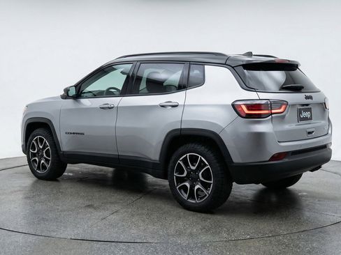 Used 2025 Jeep Compass Trailhawk image 6