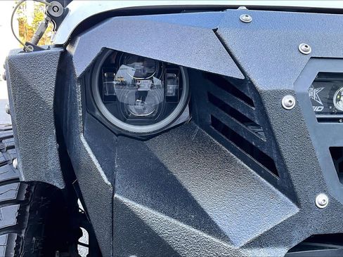 Used 2018 Jeep Wrangler Unlimited Sahara w/ Uconnect 4C Nav & Sound Group image 27