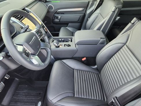New 2025 Land Rover Discovery Dynamic SE image 12